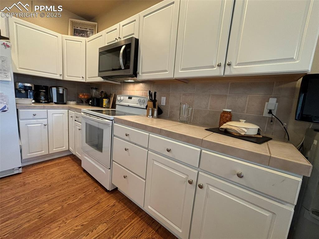 Image 5 of 45: Kitchen