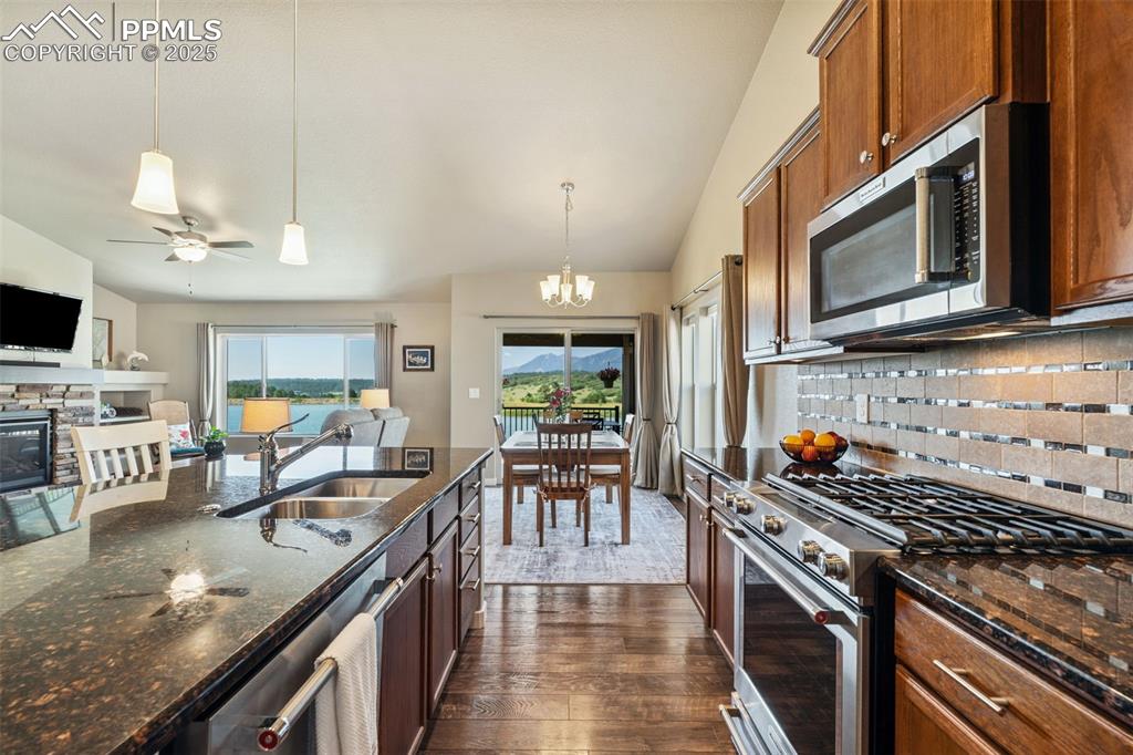 Image 14 of 47: Gas Range/Oven
