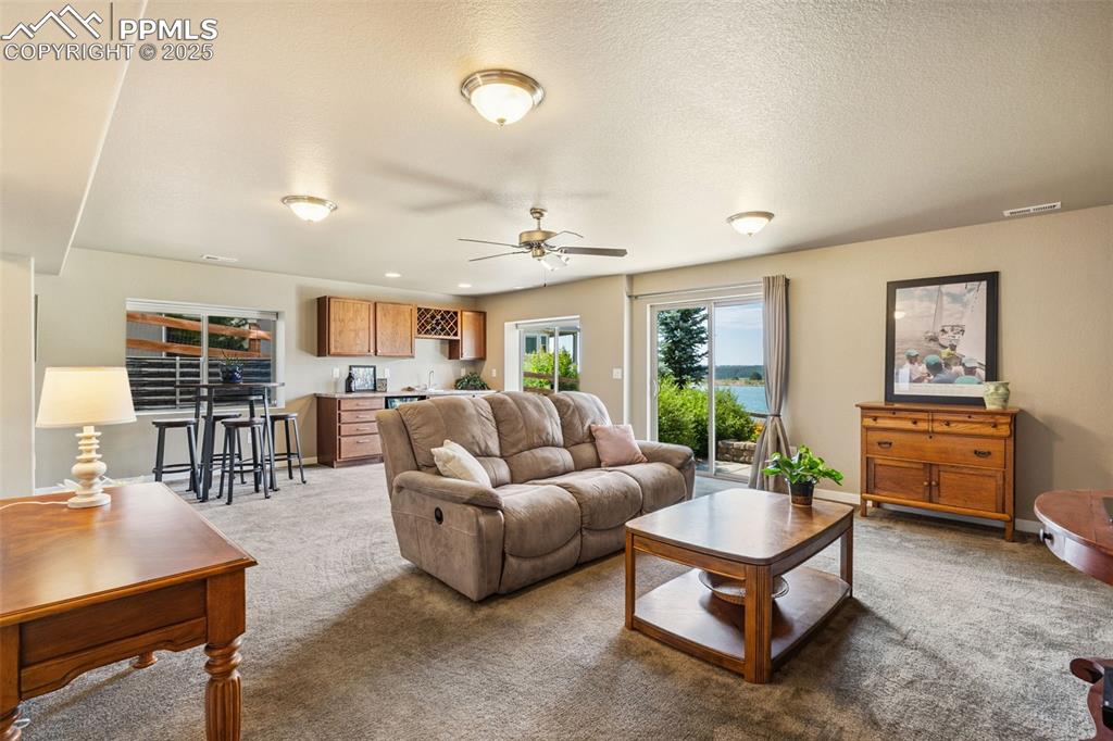 Image 17 of 47: Spacious Family Room