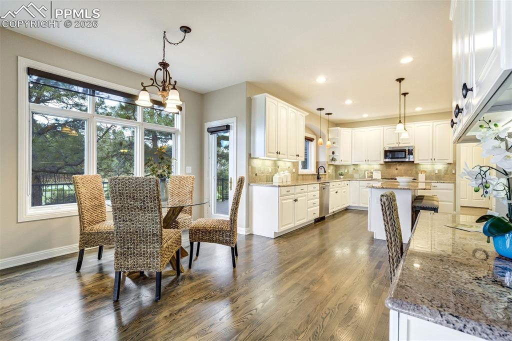 Image 14 of 49: Dining Area