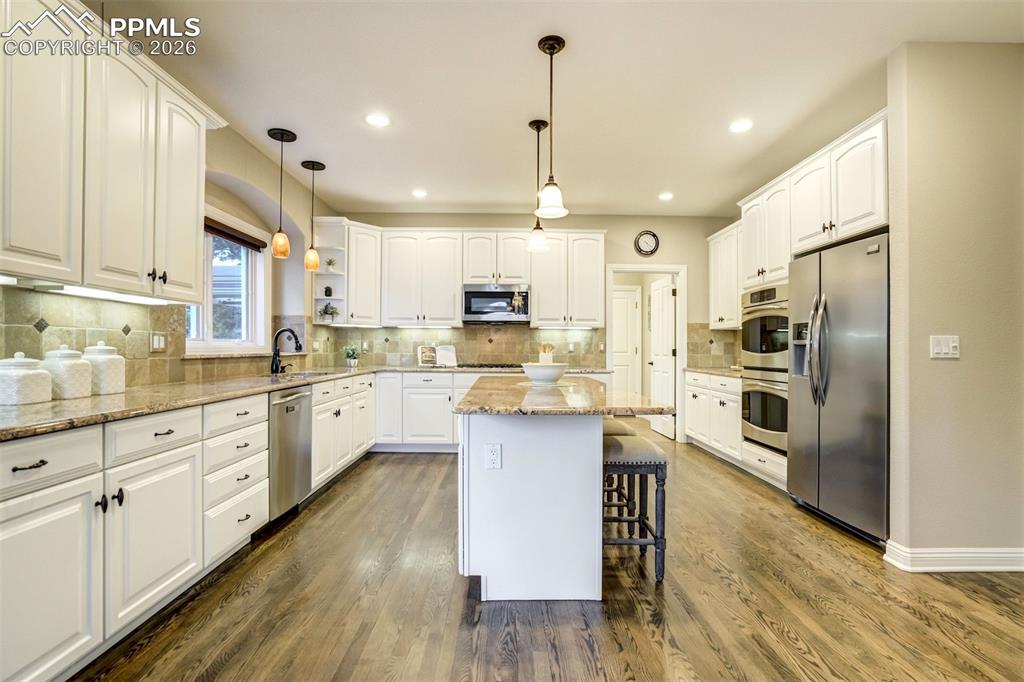 Image 15 of 49: Kitchen