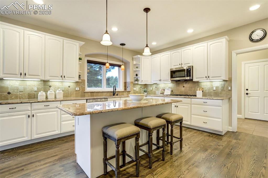 Image 17 of 49: Kitchen