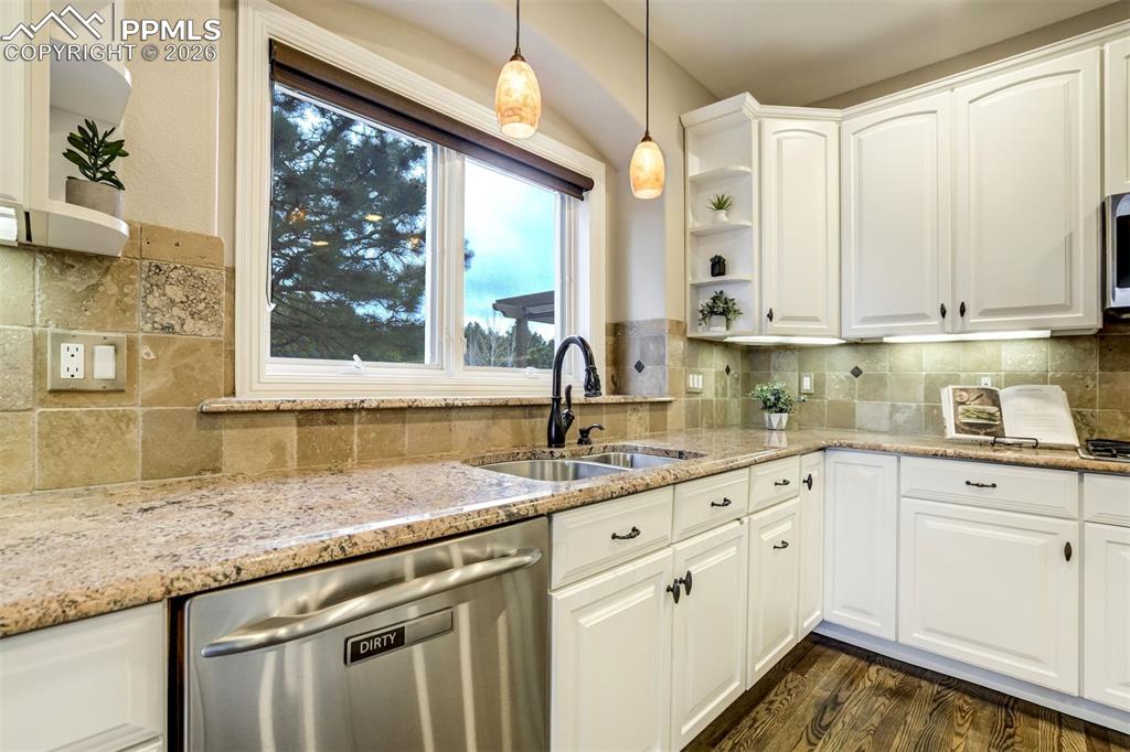 Image 18 of 49: Kitchen