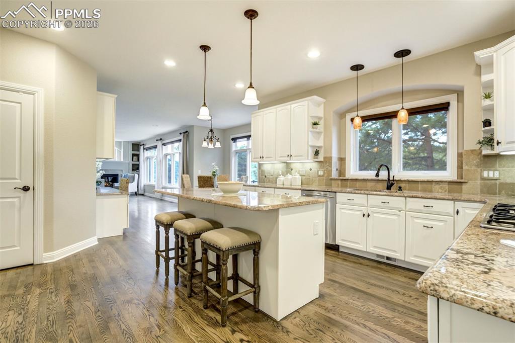 Image 19 of 49: Kitchen