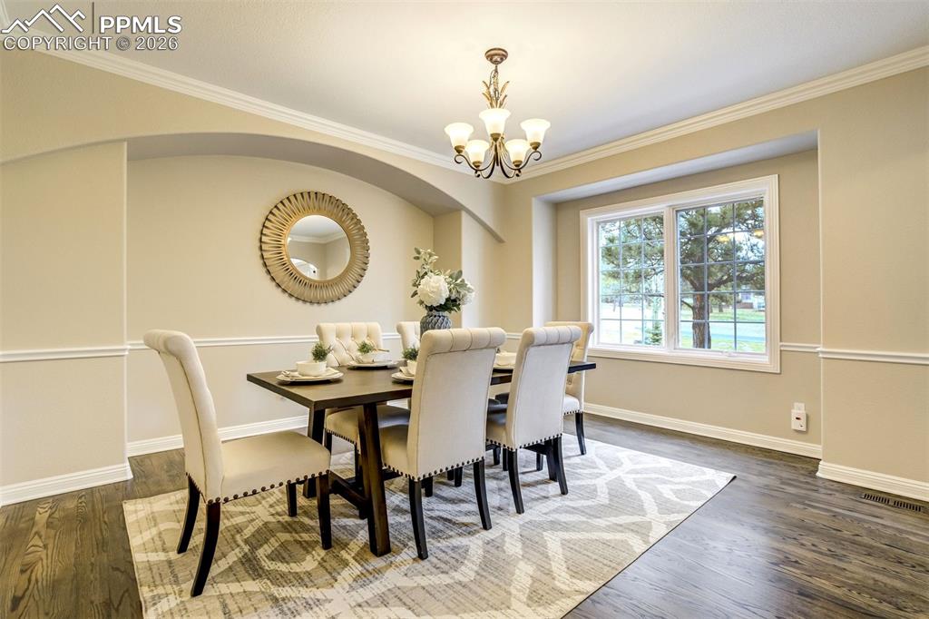 Image 20 of 49: Dining Area