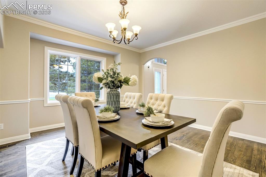 Image 21 of 49: Dining Area