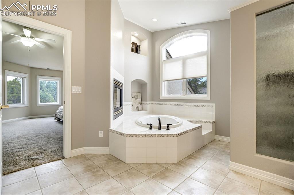 Image 26 of 49: Bathroom