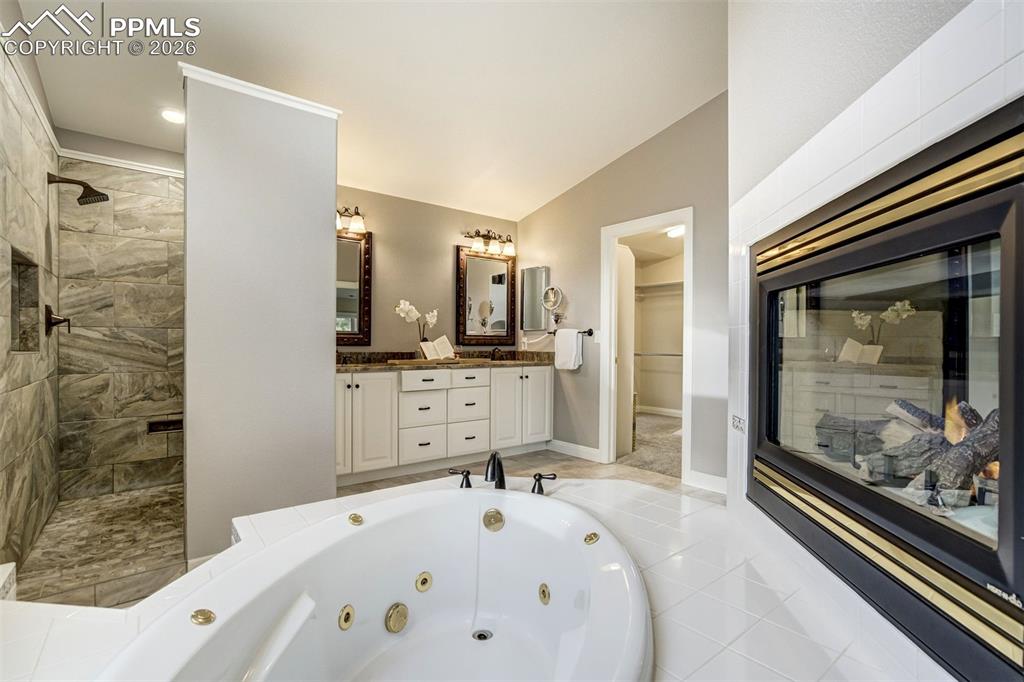 Image 27 of 49: Bathroom