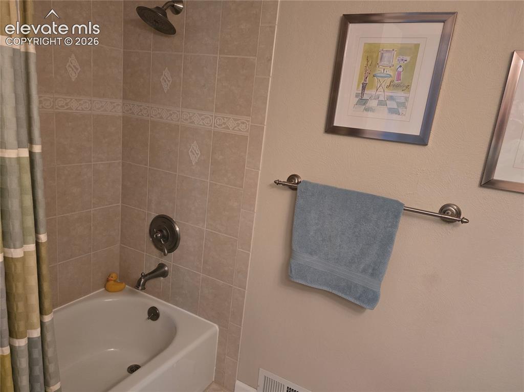 Image 13 of 21: Bathroom
