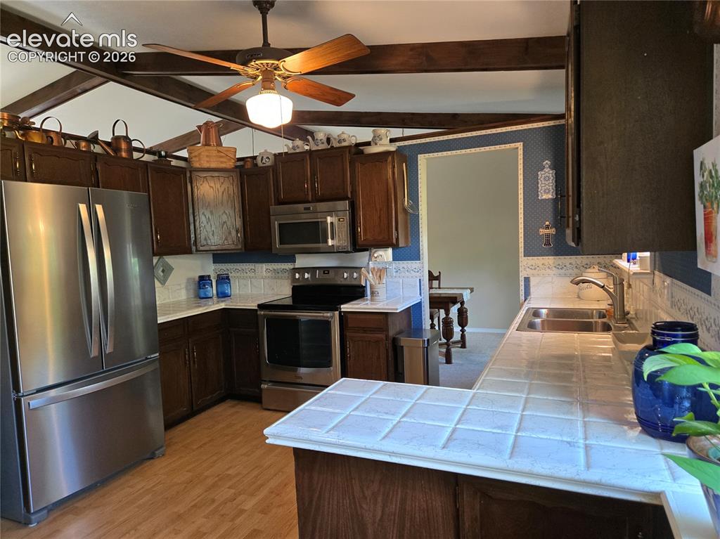 Image 15 of 21: Kitchen