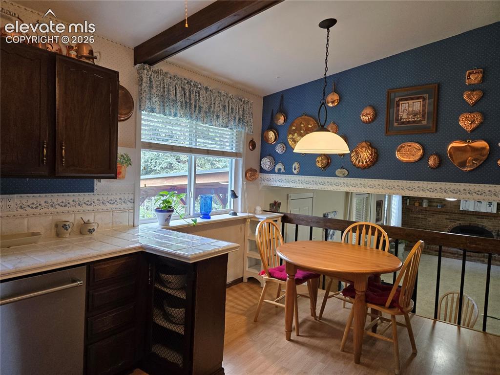 Image 16 of 21: Kitchen