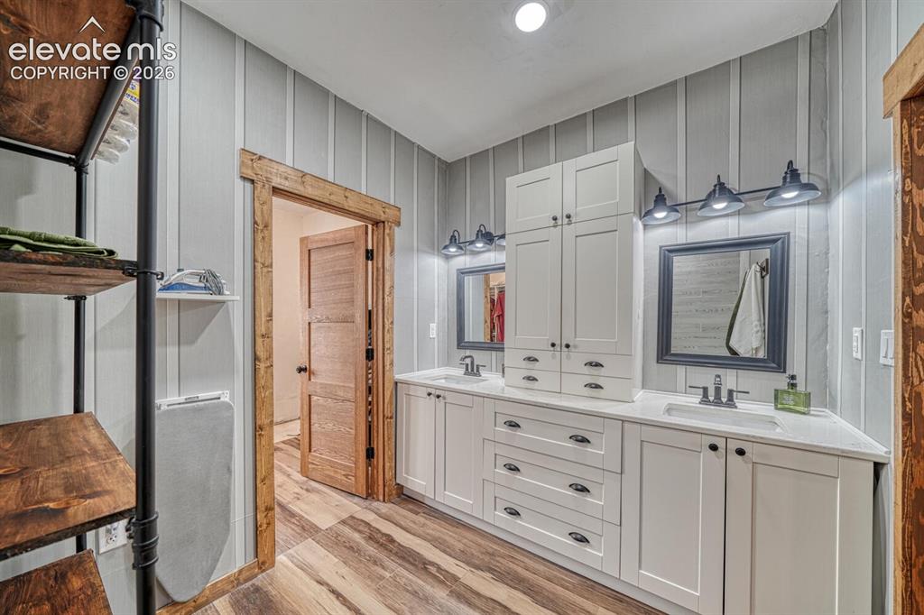 Image 19 of 44: Kitchen