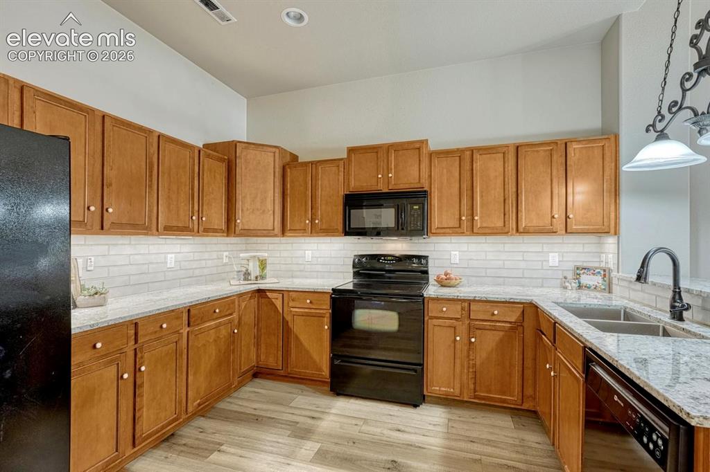 Image 15 of 38: Kitchen
