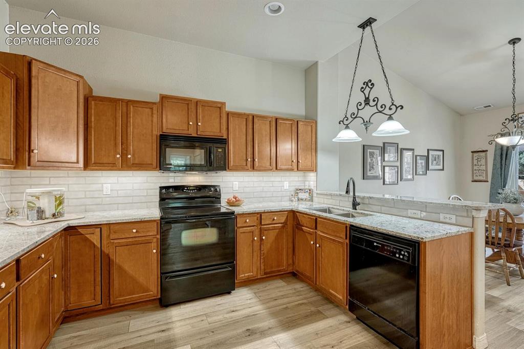 Image 16 of 38: Kitchen