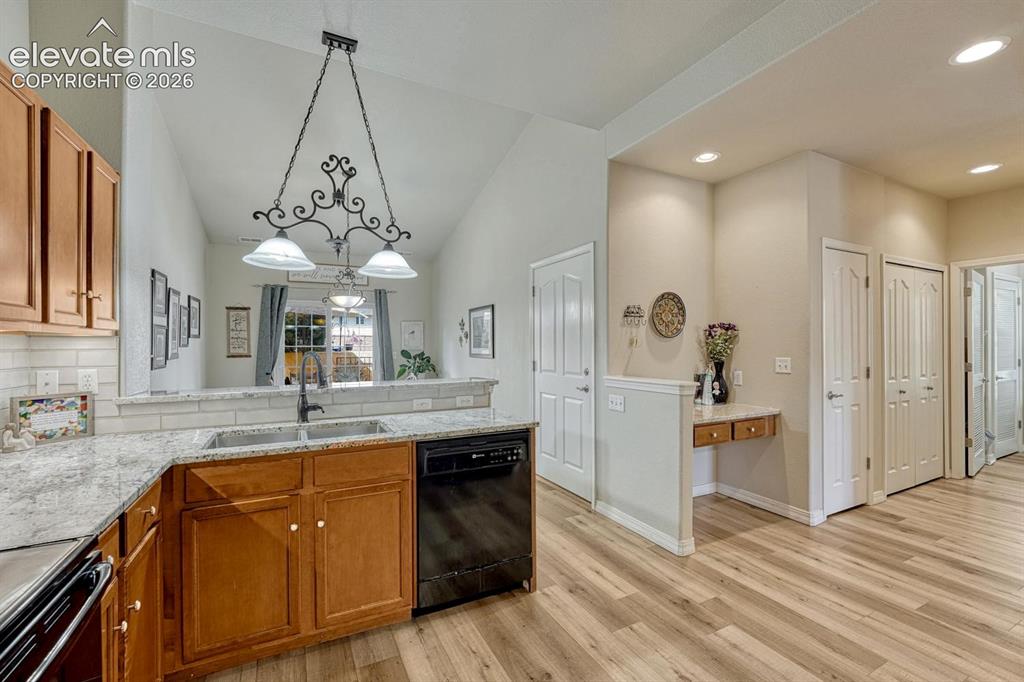 Image 17 of 38: Kitchen