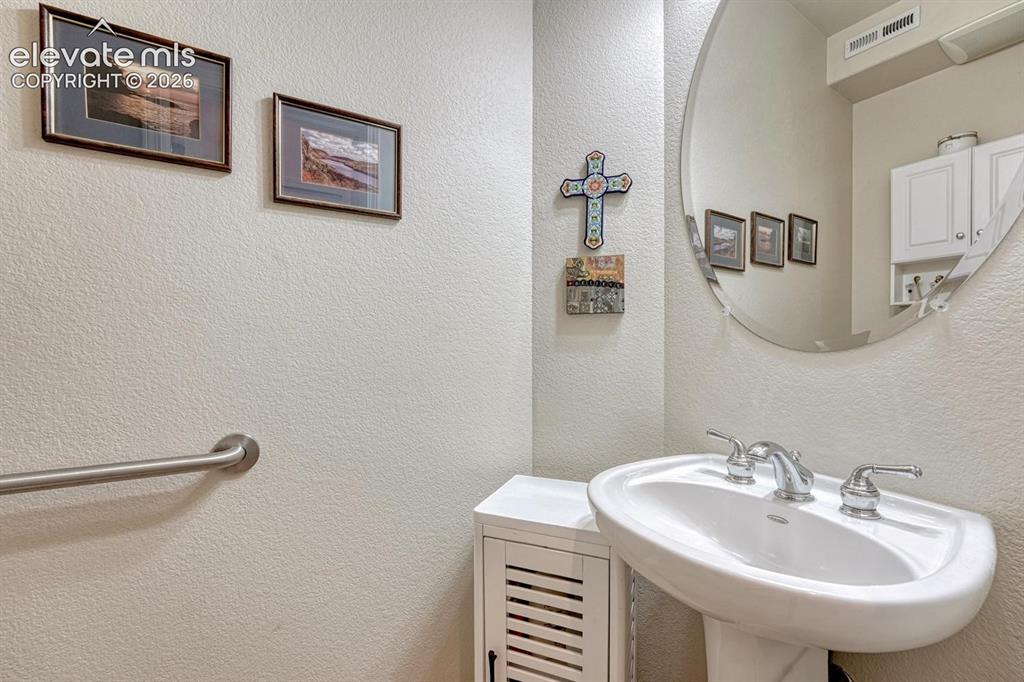 Image 19 of 38: Bathroom