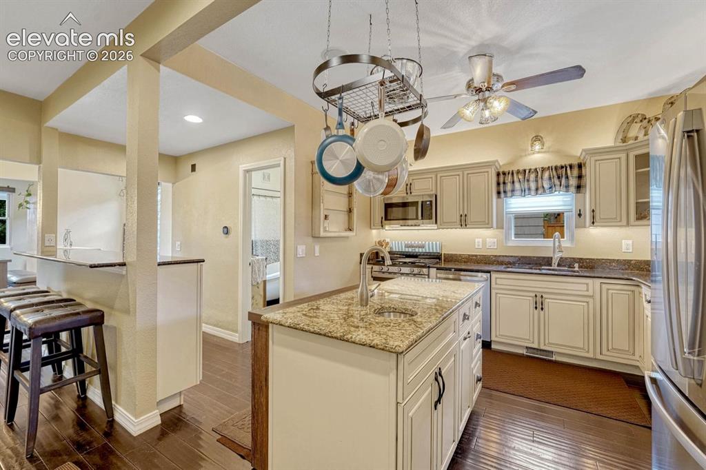Image 15 of 50: Kitchen