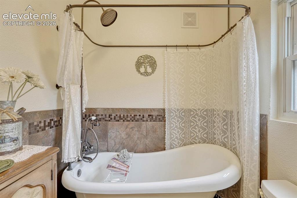 Image 18 of 50: Bathroom