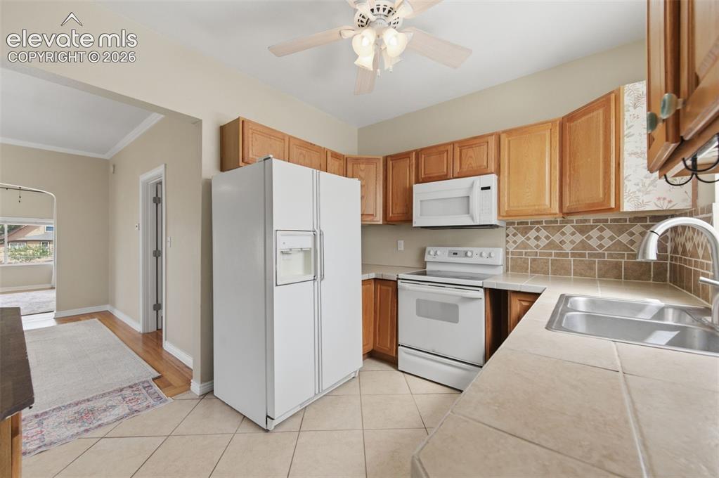 Image 10 of 27: Kitchen