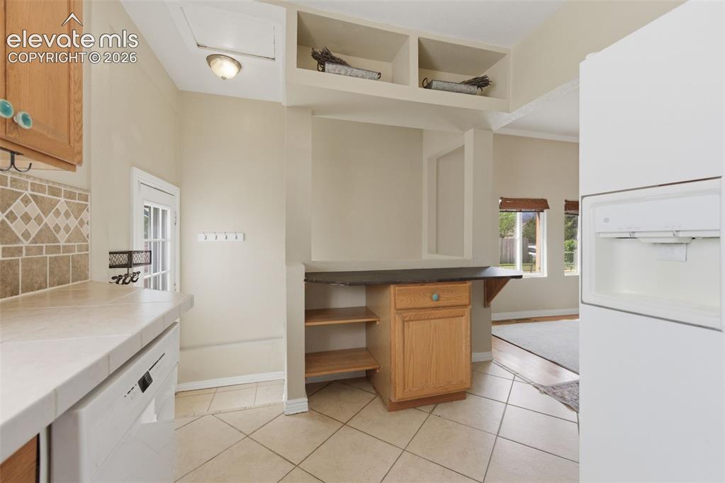 Image 11 of 27: Kitchen