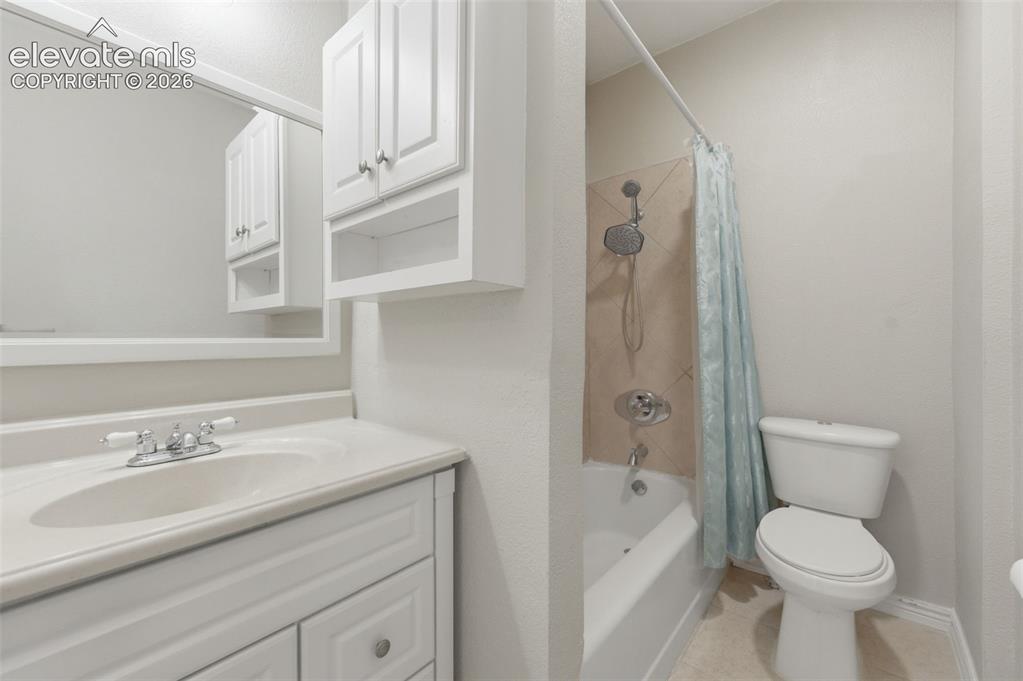 Image 16 of 27: Bathroom