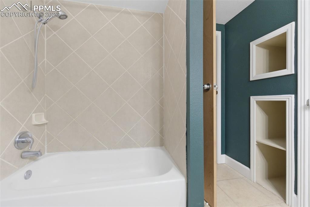 Image 18 of 31: Bathroom