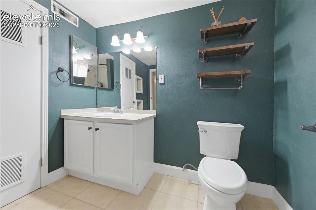 Image 18 of 27: Bathroom
