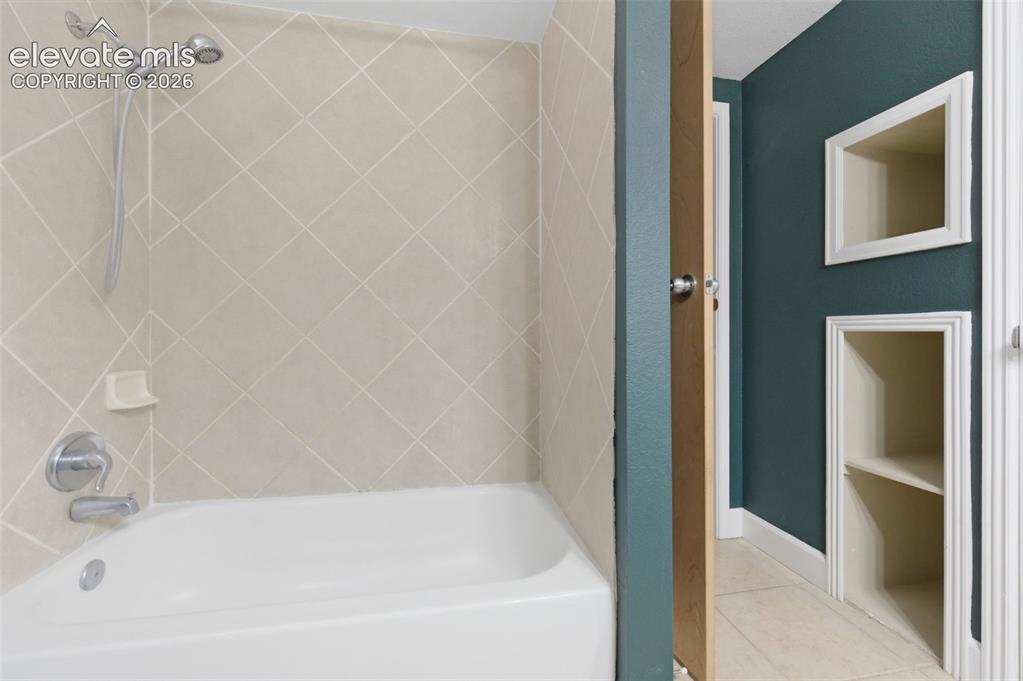 Image 19 of 27: Bathroom