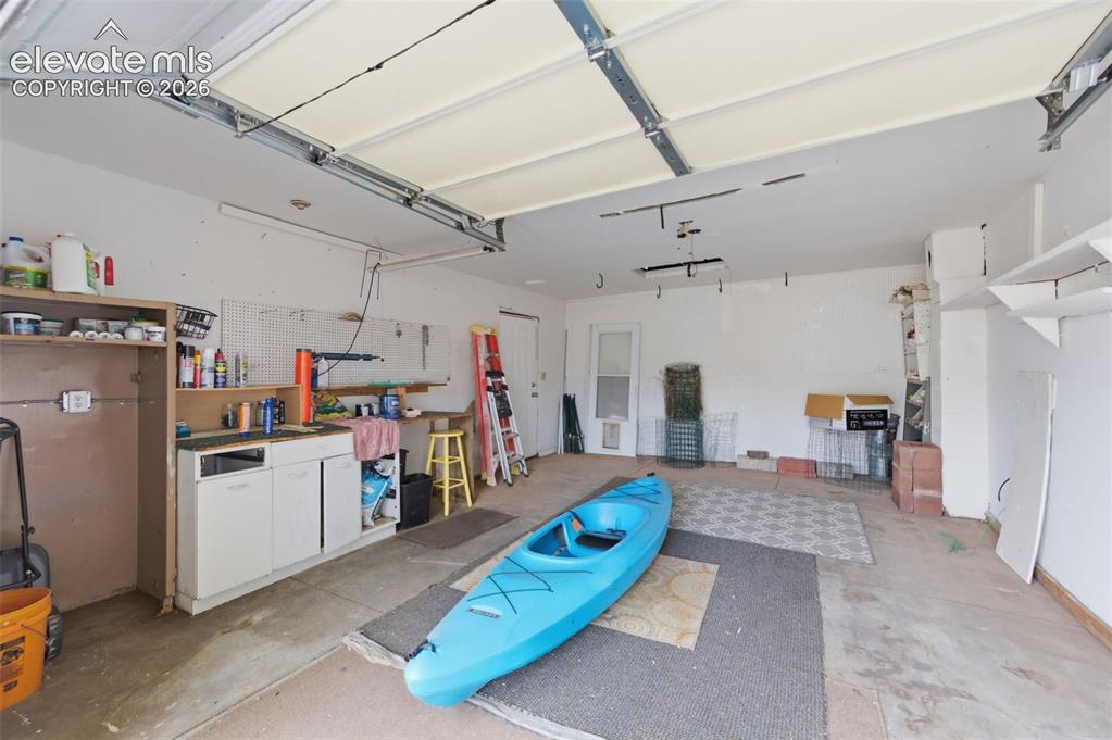 Image 22 of 27: Garage