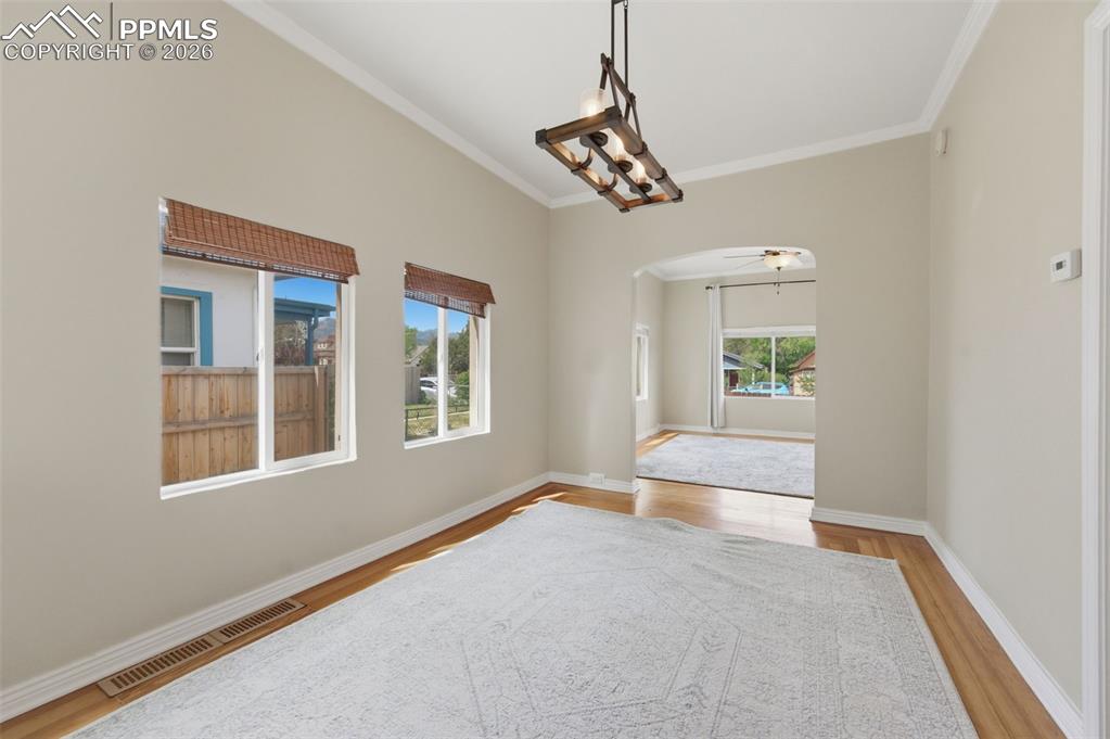 Image 6 of 31: Dining Room