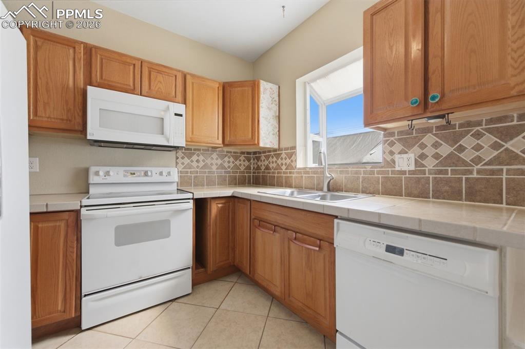 Image 8 of 31: Kitchen