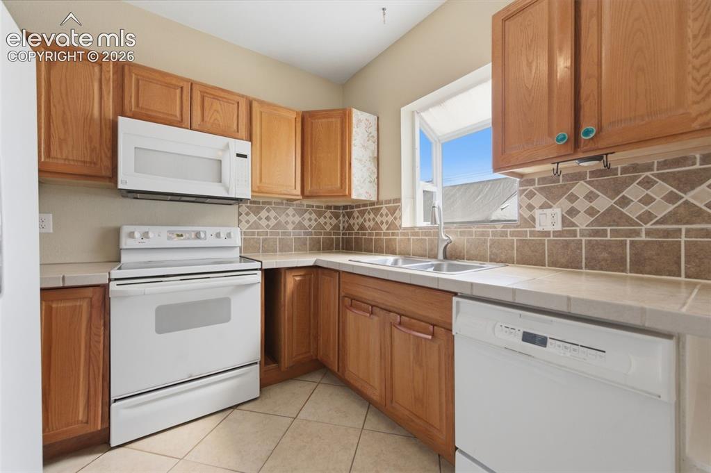 Image 9 of 27: Kitchen