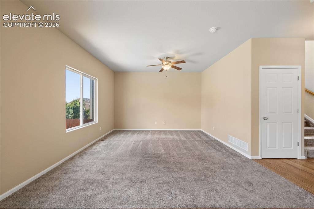 Image 16 of 20: Living room