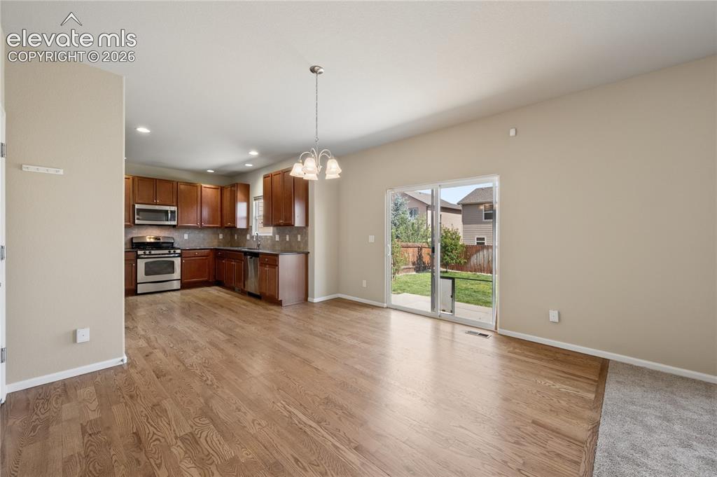 Image 17 of 20: Solid hardwood oak flooring 