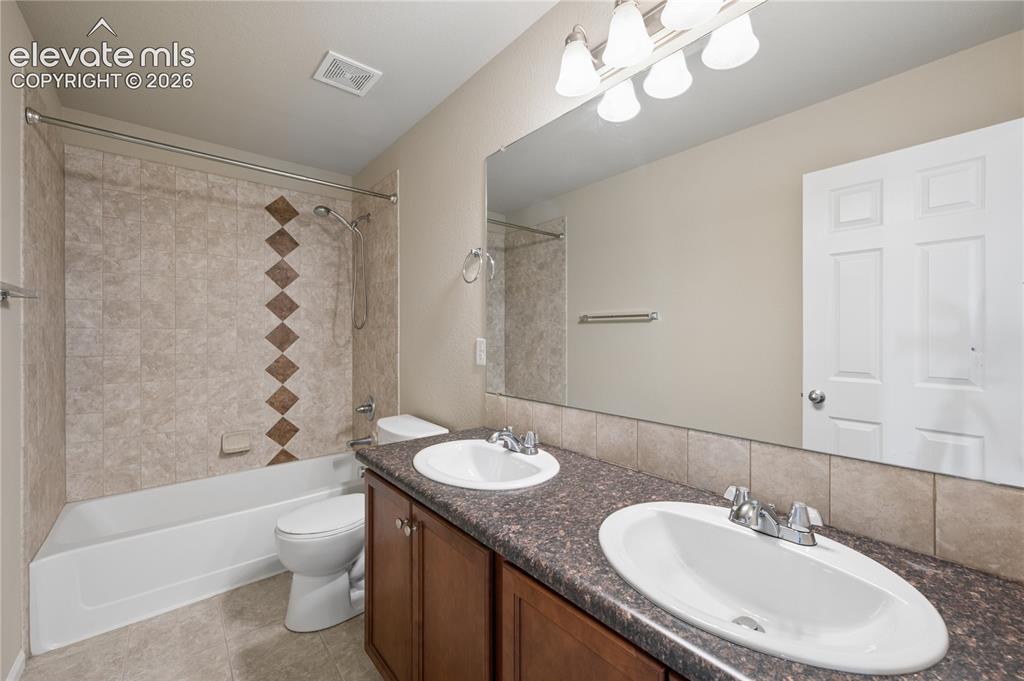 Image 8 of 20: Bathroom