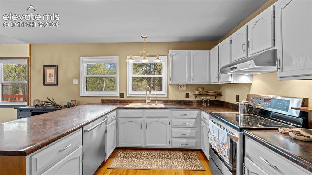 Image 25 of 43: Kitchen