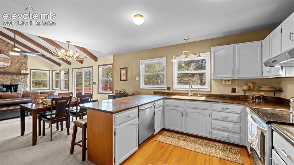 Image 26 of 43: Kitchen