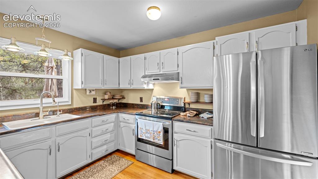 Image 27 of 43: Kitchen