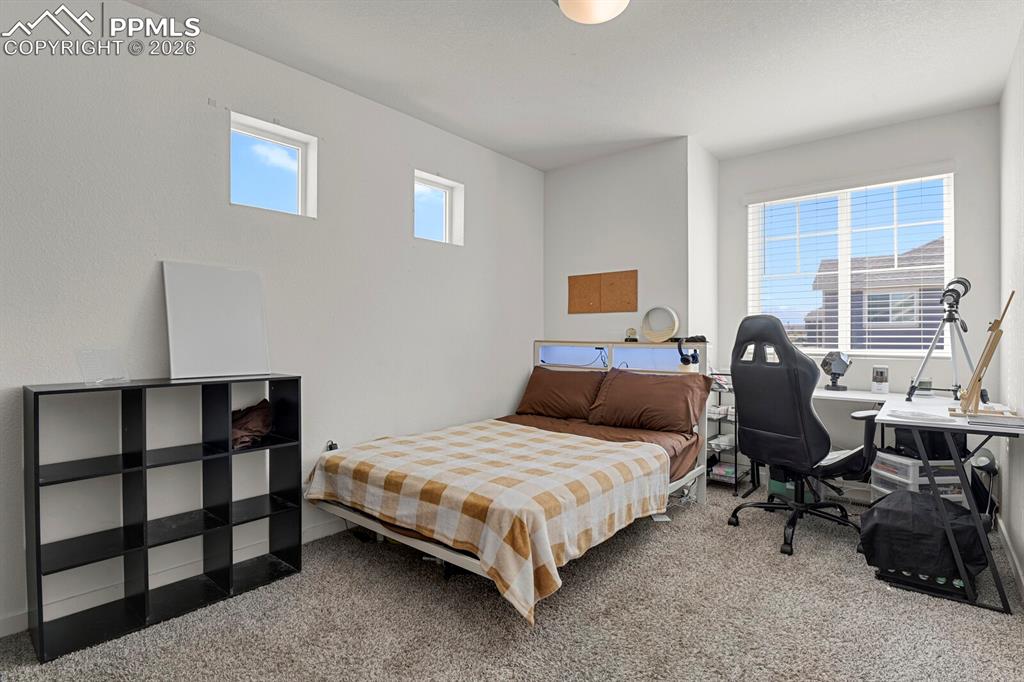 Image 17 of 23: Bedroom