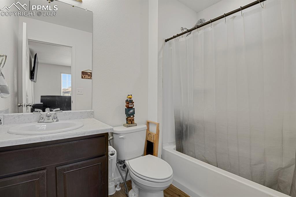 Image 19 of 23: Bathroom