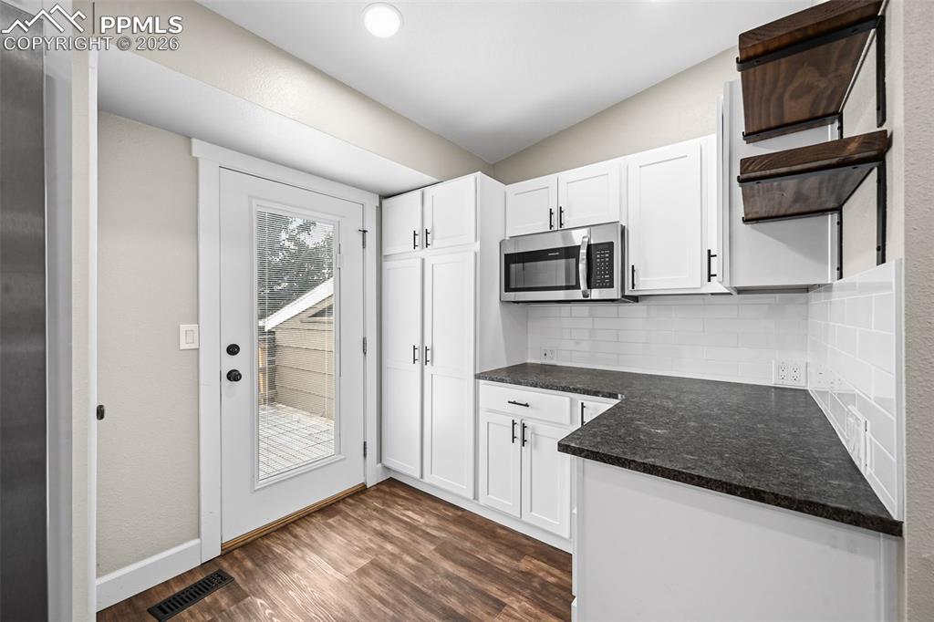 Image 14 of 39: Kitchen