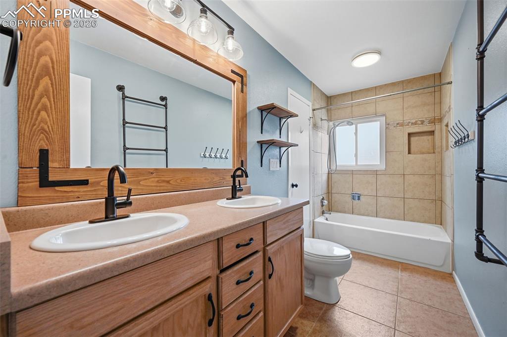 Image 15 of 39: Kitchen