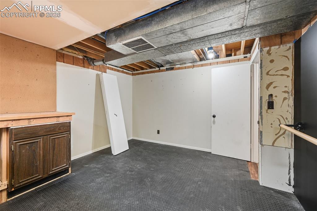 Image 28 of 39: Kitchen