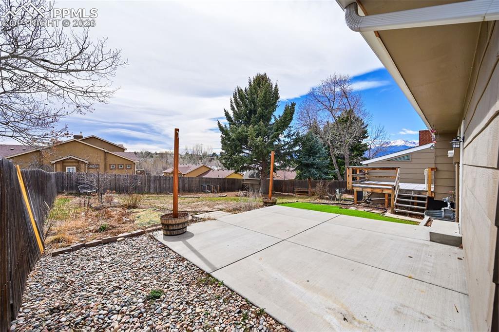 Image 33 of 39: Deck