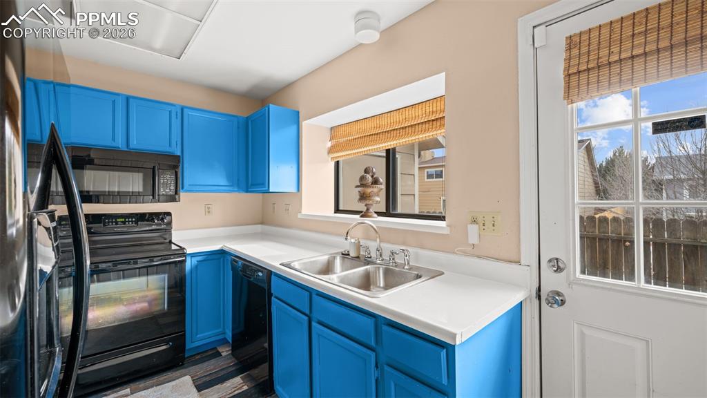 Image 14 of 31: Kitchen