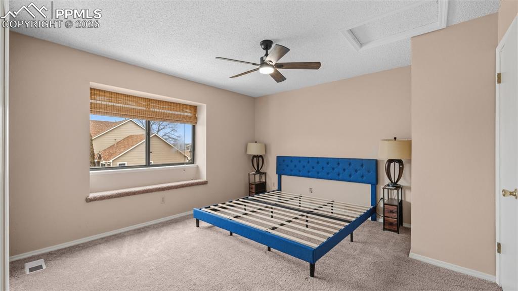 Image 19 of 31: Bedroom