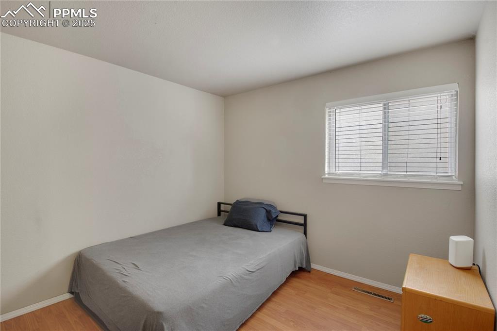 Image 19 of 31: Bedroom