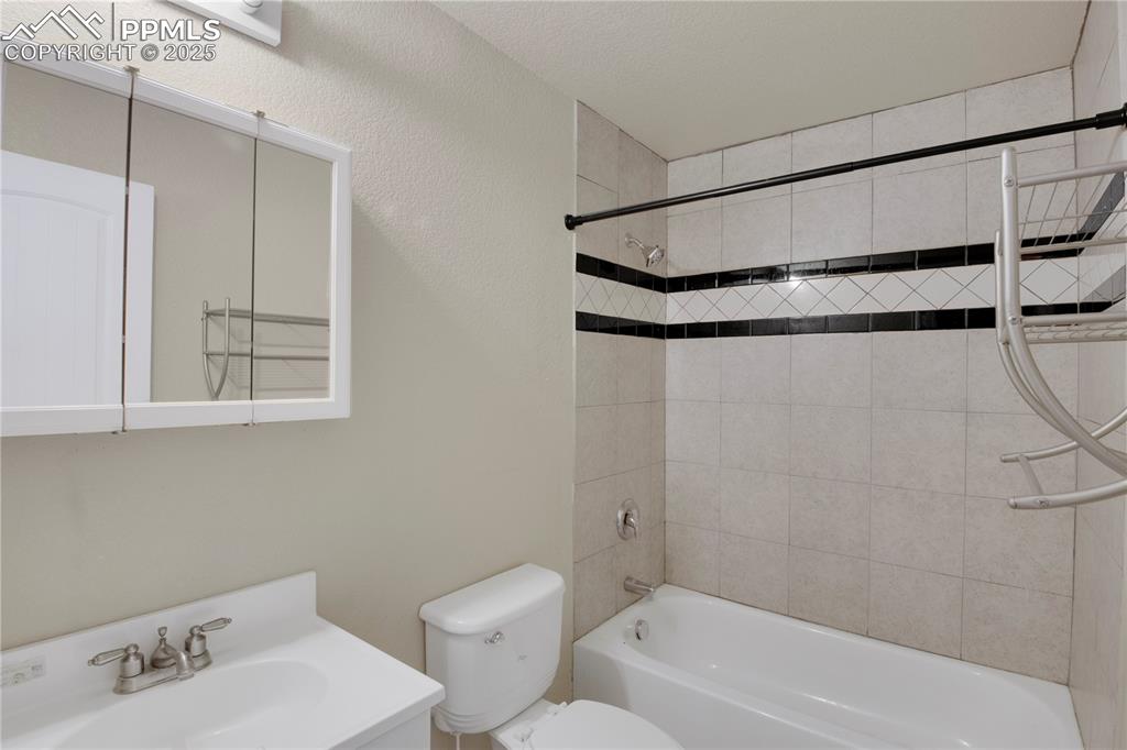 Image 22 of 31: Bathroom
