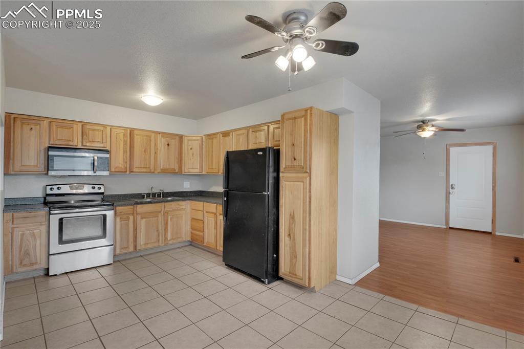 Image 7 of 31: Kitchen