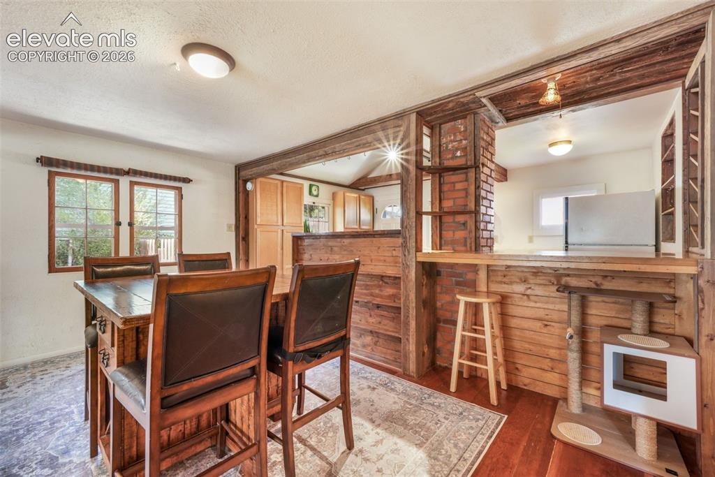 Image 11 of 50: Dining Area